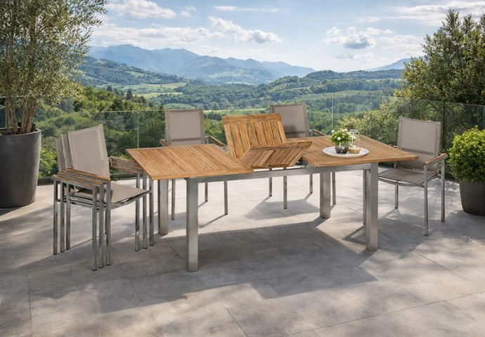 Mariva Essgruppe mit Teak-Tisch und Edelstahlstühlen auf einer Terrasse