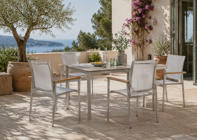 Gartenstühle aus Teakholz und Edelstahl auf Terrasse