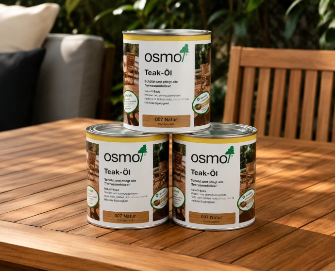Osmo Teaköl-Pflegeprodukte auf einem Gartentisch aus Holz
